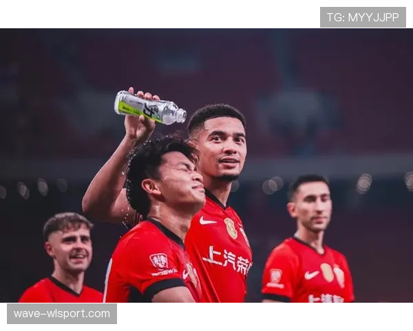 上海海港近期赛程密集考验防线,中场控制力不稳影响攻防平衡 上海海港近期赛程密集考验防线,中场控制力不稳影响攻防平衡